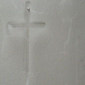 ślad na ścianie po zdjętym krzyżu