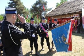 Poczet sztandarowy OSP w Tumie z przyznanym odznaczeniem