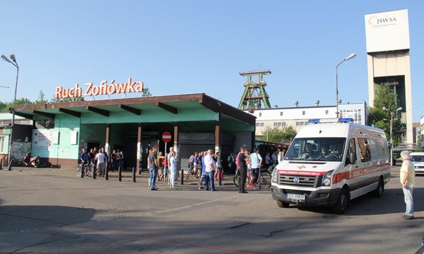 Dwaj górnicy już na powierzchni