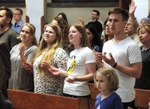 Młodzi na modlitwie w kościele św. Józefa na Złotych Łanach