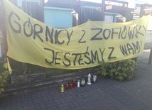 Przed "Zofiówką" płoną znicze