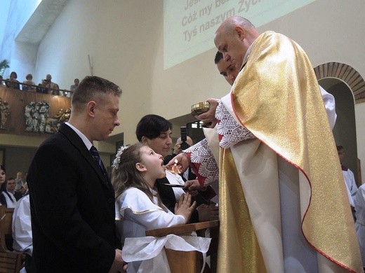 I Komunia Święta z bp. Piotrem Gregerem