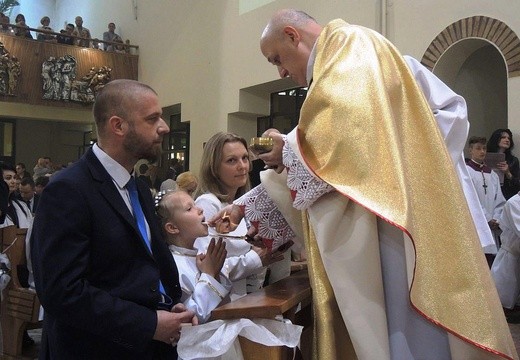 I Komunia Święta z bp. Piotrem Gregerem