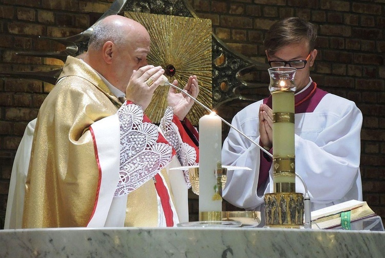 I Komunia Święta z bp. Piotrem Gregerem