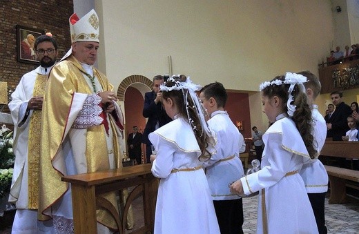 I Komunia Święta z bp. Piotrem Gregerem