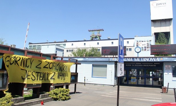 Trzej górnicy ciągle pod ziemią