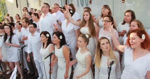 Dołącz do chóru i uwielbiaj Jezusa Eucharystycznego