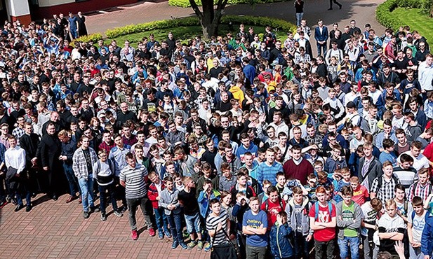 Grupowe zdjęcie uczestników dnia otwartego.