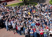 Grupowe zdjęcie uczestników dnia otwartego.