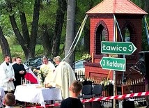 	Poświęcenie kapliczki odbyło się podczas  Mszy św. polowej.