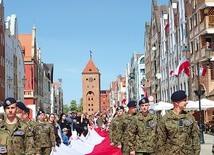 Mieszkańcy Elbląga 2 maja przeszli ulicami Starego Miasta z 50-metrową biało-czerwoną.