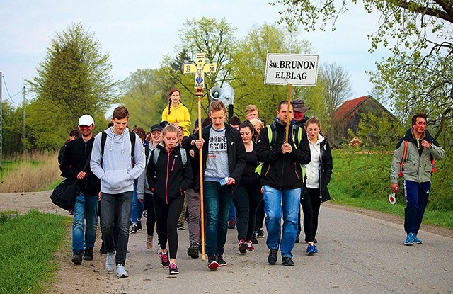 Pierwsi pielgrzymi do Świętego Gaju dotarli przed godz. 14.