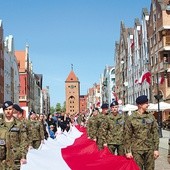 Mieszkańcy Elbląga 2 maja przeszli ulicami Starego Miasta z 50-metrową biało-czerwoną.