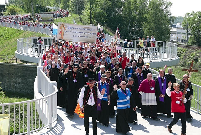 Pielgrzymi wkraczają  do Łagiewnik.