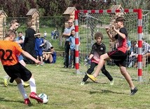 ▲	Ministranci podczas liturgii występują na Bożej arenie,  ale równie dobrze radzą sobie na arenach sportowych.