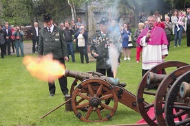 ▲	 Salwy honorowe z okazji uroczystości NMP Królowej Polski.