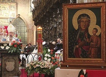 ▲	Metropolita wrocławski apelował o budowanie jedności w narodzie na wzór postawy Maryi wobec Boga.