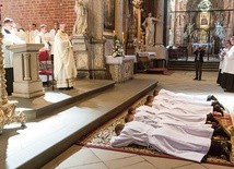 Obrzęd święceń diakonatu – kandydaci leżą krzyżem podczas Litanii do Wszystkich Świętych.