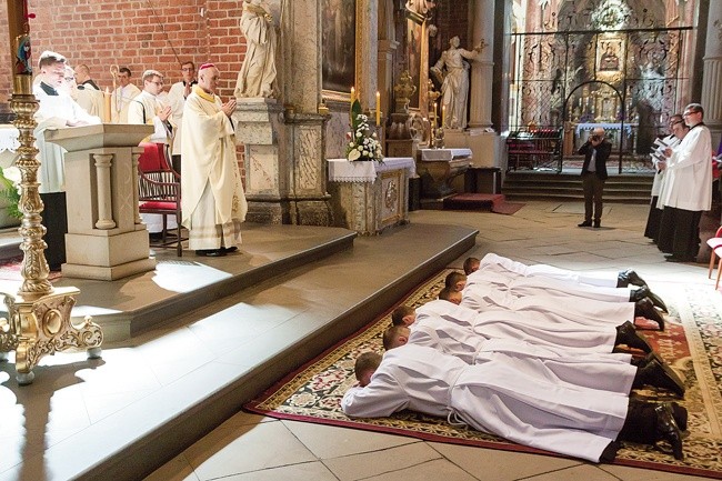 Obrzęd święceń diakonatu – kandydaci leżą krzyżem podczas Litanii do Wszystkich Świętych.