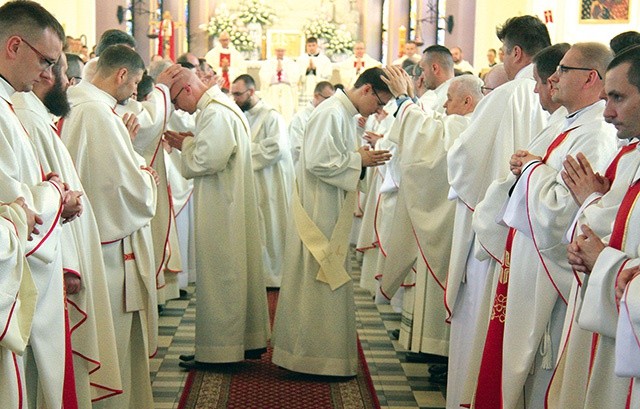 Błogosławieństwo  dla neoprezbiterów.