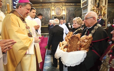 ▲	Rzemieślnicy złożyli na ołtarzu owoce swojej pracy.