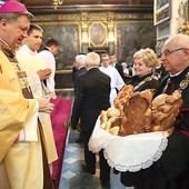 ▲	Rzemieślnicy złożyli na ołtarzu owoce swojej pracy.