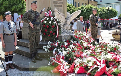 ▲	Kwiaty złożono pod pomnikiem Bartosza Głowackiego.