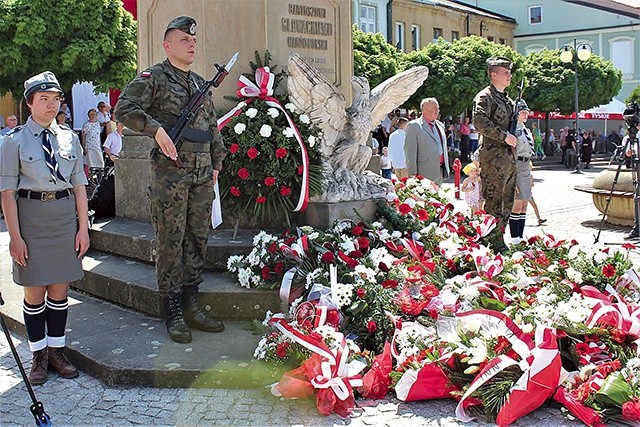 ▲	Kwiaty złożono pod pomnikiem Bartosza Głowackiego.