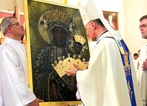 Autorem koronowanego wizerunku jest ceniony przedwojenny malarz Wacław Piotrowski.