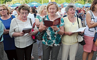 ▲	Na placu J. Piłsudskiego śpiewano przeboje ostatnich 80 lat.