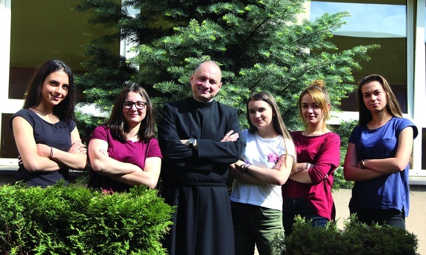 Ks. Bartłomiej Król wygrał plebiscyt na Bohatera Katechezy w 2018 roku. – Ks. Bartek umie słuchać – mówią licealistki z II LO w Mikołowie.