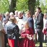 Parafianie w Uniecku ucałowali relikwie bł. ks. Jerzego, które zostały intronizowane podczas uroczystości pod przewodnictwem ks. dr. Piotra Grzywaczewskiego.