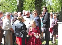 Parafianie w Uniecku ucałowali relikwie bł. ks. Jerzego, które zostały intronizowane podczas uroczystości pod przewodnictwem ks. dr. Piotra Grzywaczewskiego.
