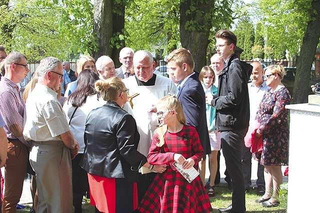 Parafianie w Uniecku ucałowali relikwie bł. ks. Jerzego, które zostały intronizowane podczas uroczystości pod przewodnictwem ks. dr. Piotra Grzywaczewskiego.