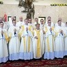 ▲	Diakoni z księżmi proboszczami rodzinnych parafii. 