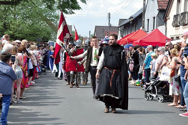 ▲	Na jarmarku nie brak rycerzy i oczywiście cystersów.