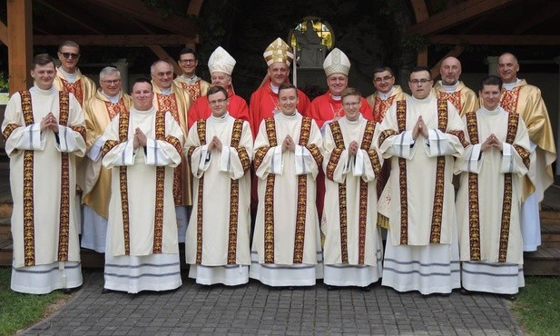 Nowi diakoni z biskupami i swoimi proboszczami
