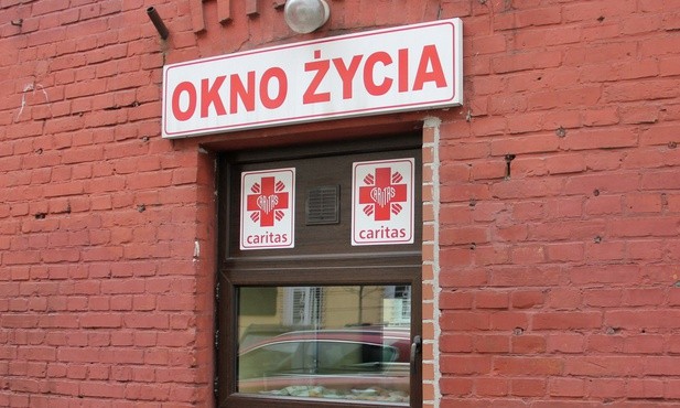 Okno przy ul. Hożej już 16 razy ratowało życie dzieci
