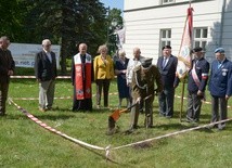 Pierwszą łopatę wykopał ppłk Leon Etwert, prezes radomskiego okręgu Światowego Związku Żołnierzy Armii Krajowej