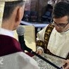 Po nałożeniu rąk diakoni założyli dalmatyki i biskup przekazał im symbolicznie księgę Ewangeliarza.