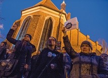 Czarny protest kobiet w Bydgoszczy  pod siedzibą kurii 23 marca 2018.