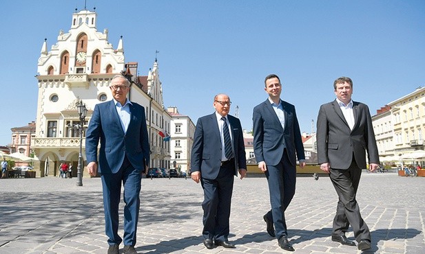 78-letni Tadeusz Ferenc (drugi z lewej) ma duże szanse na reelekcję w Rzeszowie. Obok jego partyjni koledzy z PSL: Mieczysław Kasprzak, Władysław Kosiniak-­‑Kamysz i Zbigniew Micał.