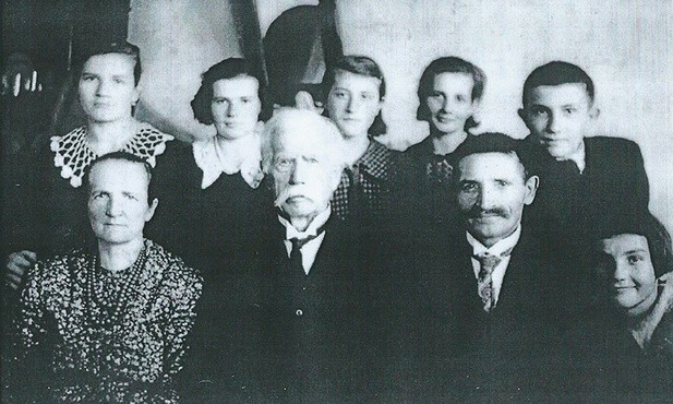 Rodzina Trębaczów. W dolnym rzędzie: Waleria, jej ojciec, jej mąż Józef i córka Kazimiera.