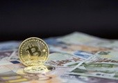 Bitcoin jest najbardziej znaną i rozpoznawalną spośród kilkuset istniejących kryptowalut.