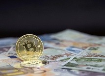 Bitcoin jest najbardziej znaną i rozpoznawalną spośród kilkuset istniejących kryptowalut.