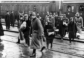 Radomscy Żydzi prowadzeni przez niemieckich policjantów, początek 1941 r.