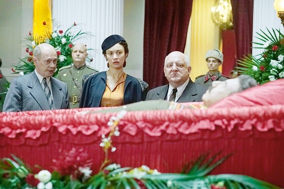 Od lewej: Steve Buscemi, jako Nikita Chruszczow, Olga Kurylenko w roli Marii Judiny i Simon Russell Beale, który wcielił się w postać Ławrentija Berii.