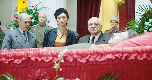 Od lewej: Steve Buscemi, jako Nikita Chruszczow, Olga Kurylenko w roli Marii Judiny i Simon Russell Beale, który wcielił się w postać Ławrentija Berii.