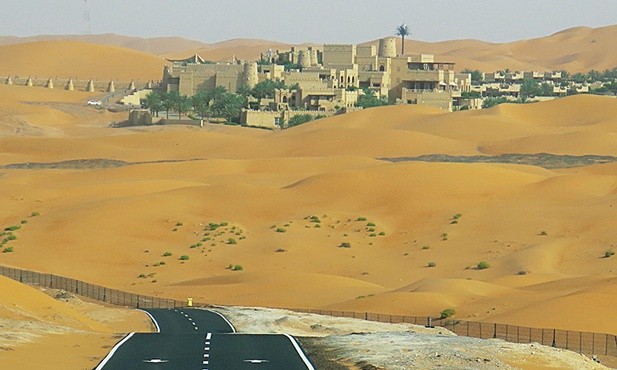 Ekskluzywny hotel  Qasr al Sarab,  z daleka przypominający baśniowy pałac,  to właściwie  osobne miasteczko.