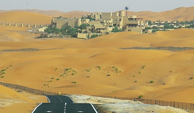 Ekskluzywny hotel  Qasr al Sarab,  z daleka przypominający baśniowy pałac,  to właściwie  osobne miasteczko.